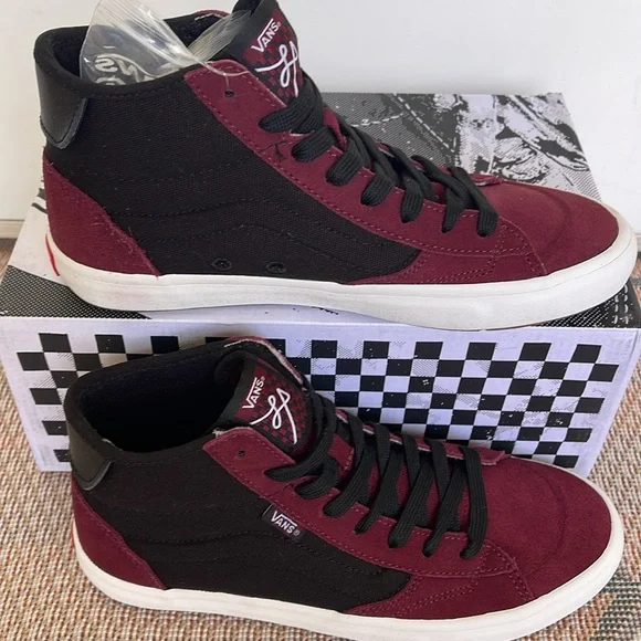 Vans WMNS The Lizzie Port/Black
VN0A4BX102Y
Sneakers - Picture 2 of 16